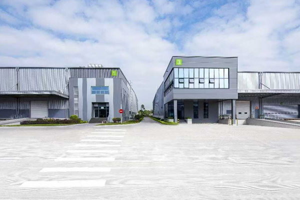 跨境电商华南仓集成案例：惠州1.5万平米高标冷链仓储中心实景，配备AGV机器人与多温区智能温控系统